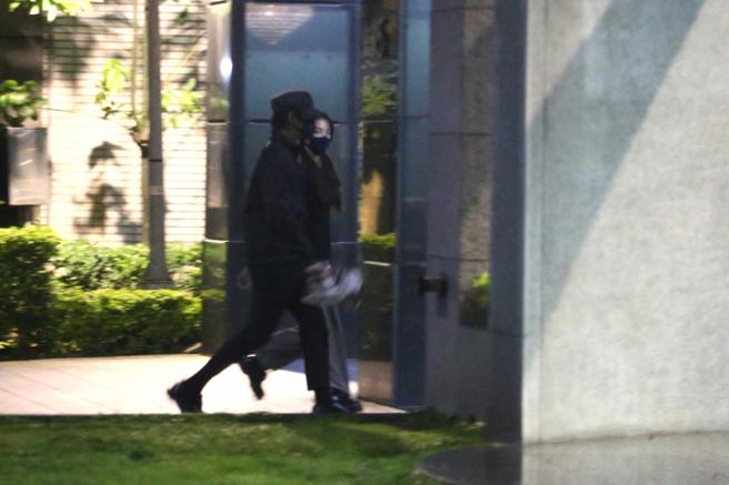 回到家一起进门，进门前换成庭萱在确认四周环境。（图／本刊摄影组）