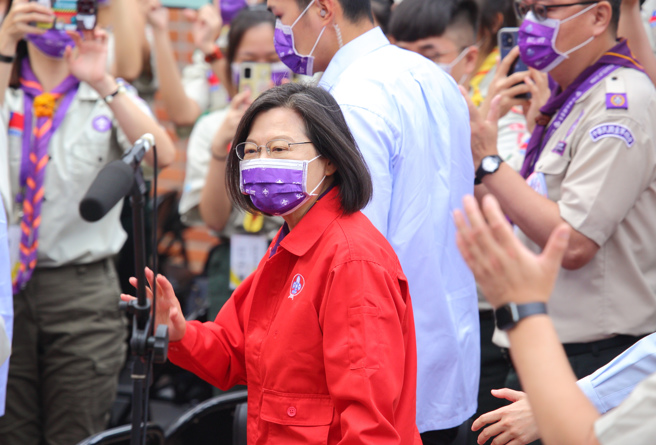 蔡英文总统（中）。（资料照/张铠乙摄）