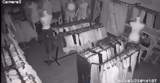 花蓮凌晨強震狂搖，服飾店搖滾晃動55秒。（圖／翻攝自花蓮爆料王）