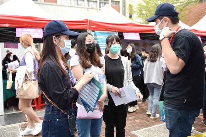 静宜「校园徵才博览会」登场，超过70家国内外各领域企业进入校园。（静宜大学提供）