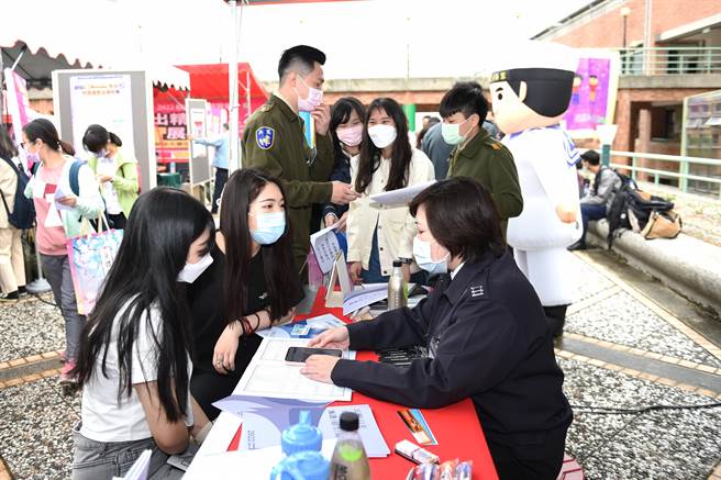 后疫情时代经济復甦，人力需求激增，部分厂商现场面谈，学生毕业直接就业！（静宜大学提供）