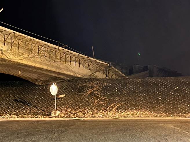 花莲玉里镇玉兴桥正在进行拓宽外环道路作业，甫完成的I型梁疑因地震剧烈摇晃，出现侧翻及断裂情形，幸无人伤亡。（民眾提供／罗亦晽花莲传真）