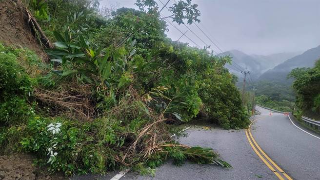 连结花东玉里镇及长滨乡的台30线玉长公路，因深夜地震剧烈，出现长达100米的龟裂，边坡有土石滑落、树木倒塌，影响南下车道的通行。（民眾提供／罗亦晽花莲传真）