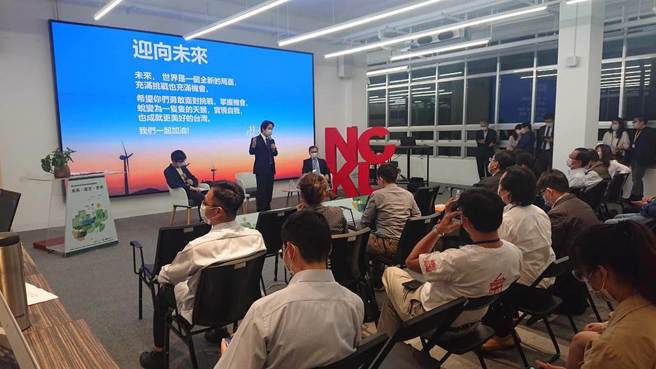 副总统赖清德（黑西装者）抵达成大演讲。（图／程炳璋摄）