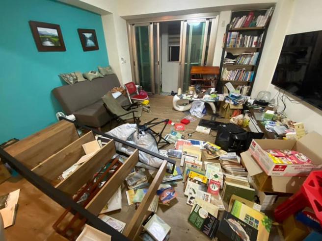 名家住花莲玉里的民眾表示，家住5楼，地震当时感受到剧烈摇晃，听到很多碎玻璃的声音，下一秒家中书柜就倒塌，书本散落整个客厅，就连放在阳台的电热水器也掉落，他心有余悸地说，「这又是一个难眠的夜晚」。（图／网友谢家豪提供）