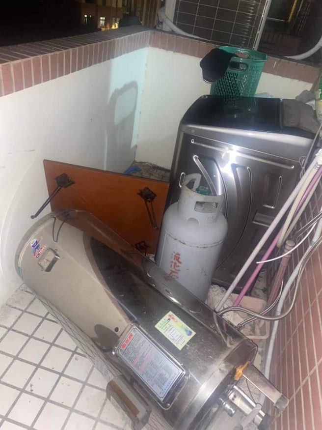 放在阳台的电热水器也掉落横躺在地面。（图／网友谢家豪提供）