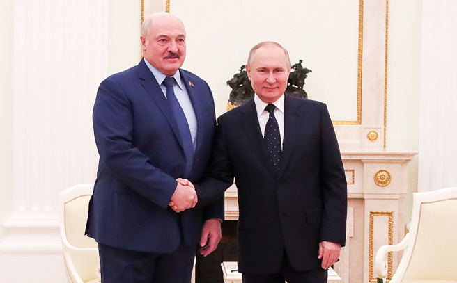 美国及北大西洋公约组织（NATO）官员指出，美国及北约都相信，白俄罗斯「很快」就会加入俄罗斯对乌克兰的战争，因为普丁需要支援。图为白俄罗斯总统鲁卡申柯（Alexander Lukashenko，左）11日与普丁会面。（资料照／TPG、达志影像）