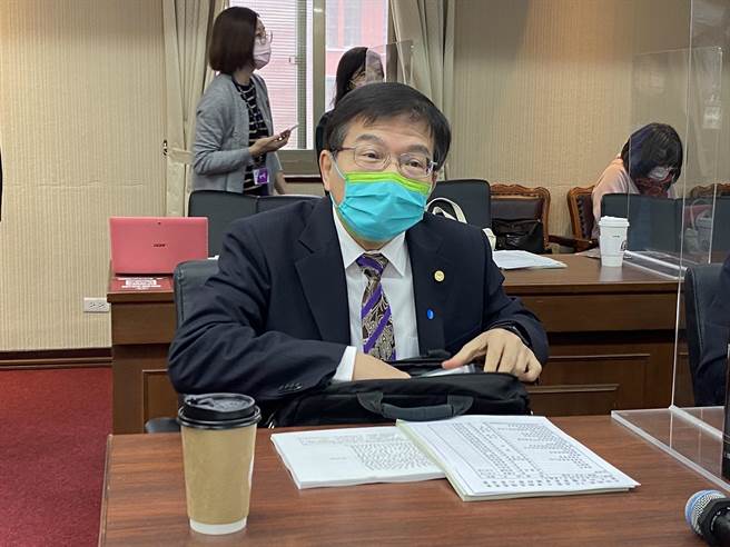 交通部长王国材表示，台铁公司化是要提升台铁副业收入，不会变卖土地，更不会是炒地皮，「工会不懂我的心」。（陈佑诚摄）