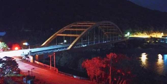 丰滨的长虹桥即时影响捕捉到6.6强震一瞬间。(翻摄自YouTube)