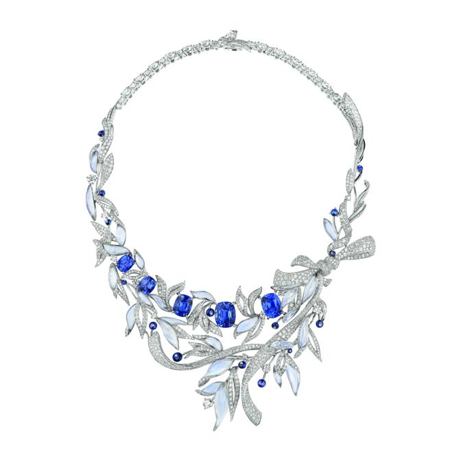 Chaumet以「风」元素为灵感打造Chaumet Laurier系列珠宝项炼，揣摹蜂翼、翅膀和羽毛轻柔飘逸的动态风貌。（Chaumet提供）