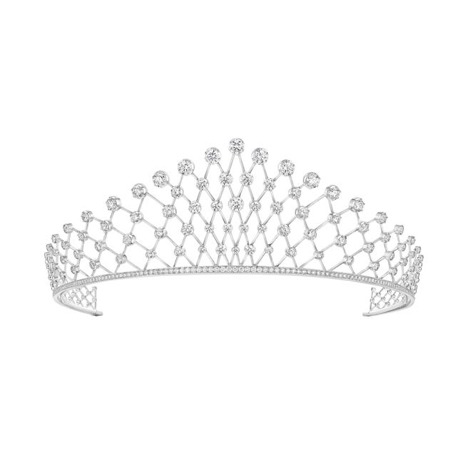 Chaumet皇冠向来深受VIP的喜爱，以「土」元素打造Chaumet Dentelle de Lumiere 白金冠冕，生动描绘蕾丝飘逸律动感。（Chaumet提供）
