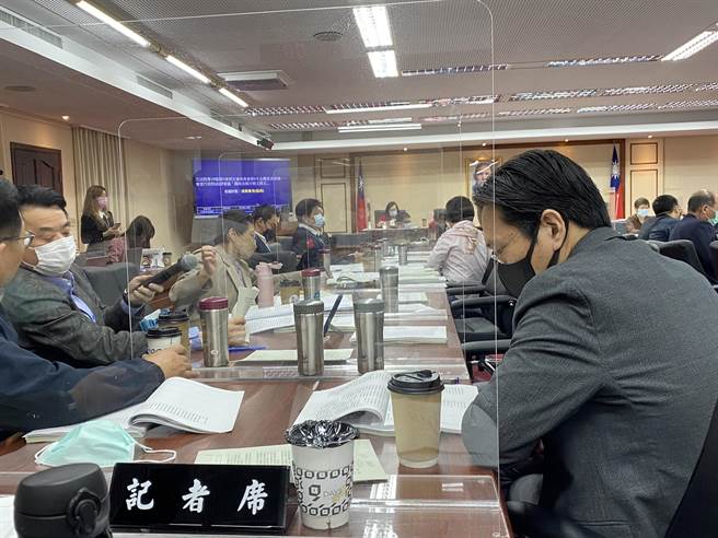 立法院交通委员会今日审议《铁路法》修法。（陈佑诚摄）