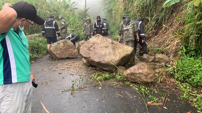 花莲丰滨乡矶崎村高山部落往海军雷达站农路的边坡，疑因受今深夜地震影响，零星巨大落石纷纷掉落，以致道路无法通行。（丰滨乡公所提供／罗亦晽花莲传真）