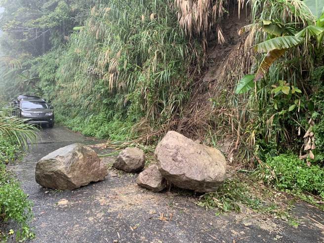 花莲丰滨乡矶崎村高山部落往海军雷达站农路的边坡，疑因受今深夜地震影响，零星巨大落石纷纷掉落，以致道路无法通行。（丰滨乡公所提供／罗亦晽花莲传真）