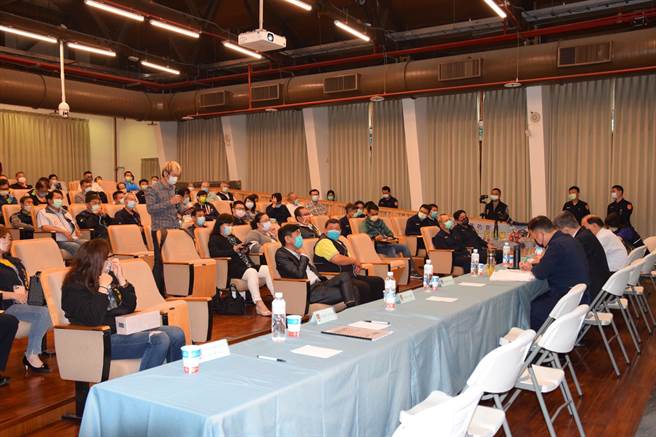 台中市警察局第三分局召开111年度社区治安会议，邀集东、南区各级民意代表、区长、里长、学校、保全业者、公寓大厦管理委员等协勤民力近120余人齐聚一堂。（台中市第三分局提供／冯惠宜台中传真）