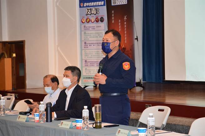 台中市警察局第三分局召开111年度社区治安会议，邀集东、南区各级民意代表、区长、里长、学校、保全业者、公寓大厦管理委员等协勤民力近120余人齐聚一堂。（台中市第三分局提供／冯惠宜台中传真）