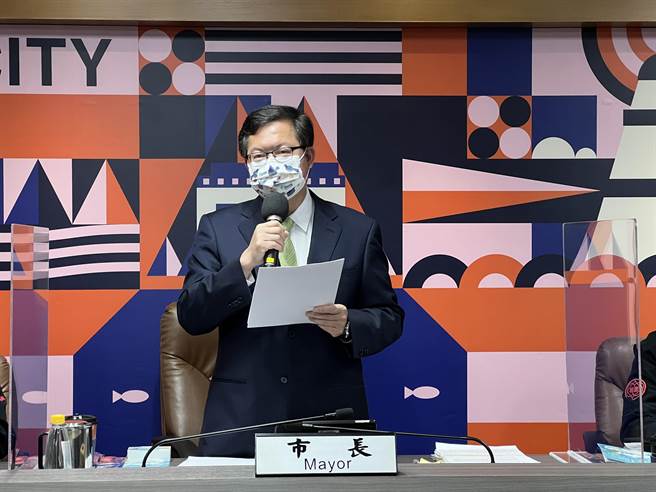 桃園市長鄭文燦23日市政會議宣布26日再加開1場長者專案接種，12個社區接種站隨到隨打，完成者送700元禮券加台灣好米一包。(蔡依珍攝)