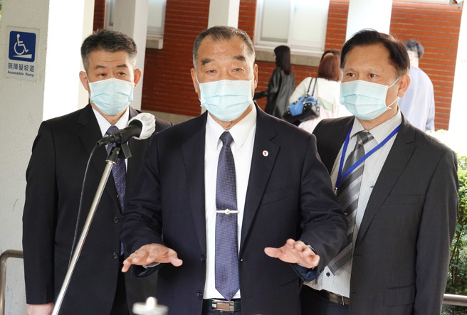 國防部長邱國正（中）。（資料照/姚志平攝）