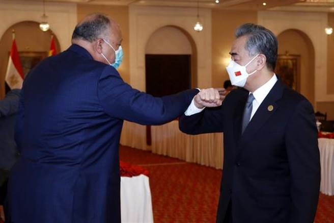 王毅（右）见埃及外长舒克里反对乌克兰问题向中方施压。（中国外交部）