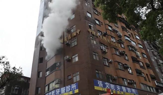 台北市中山北路公寓火警，浓烟上窜，有数人受困抢救中。（民眾提供）