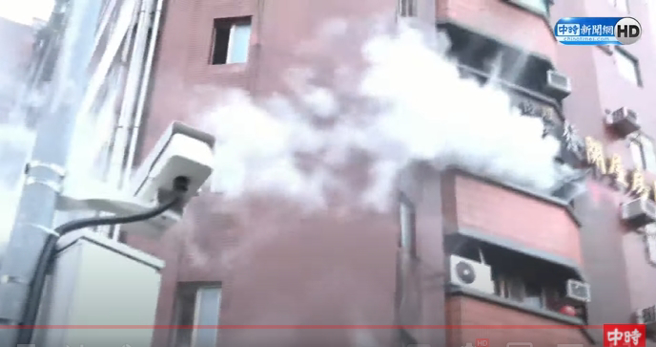 北市中山北路上一间公寓23日上午10时许发生火灾，浓浓黑烟自屋内窜出。（图／中时新闻网直播）