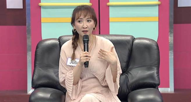 Julie日前上《小明星大跟班》吐露人妻的烦恼。（中天综合台提供）