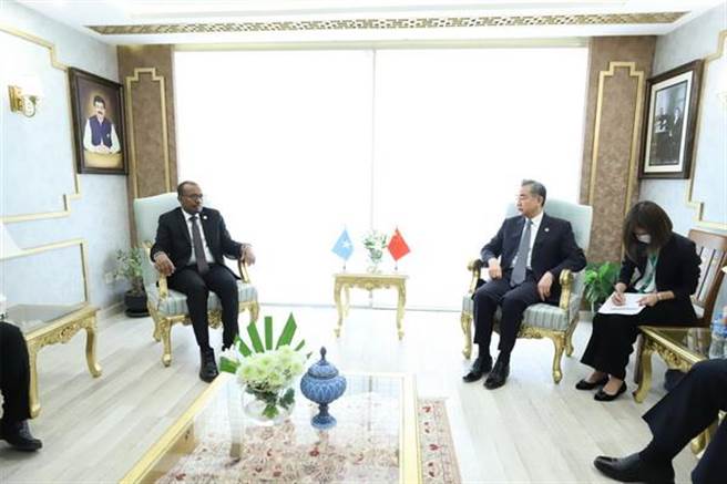 王毅（左二）會見索馬利亞外長（左）願促非洲之角和平。（中國外交部）