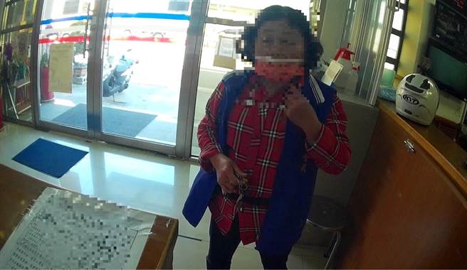 66岁黄姓老妇经农会行员及警方劝阻，保住血汗钱。（雾峰分局提供／冯惠宜台中传真）