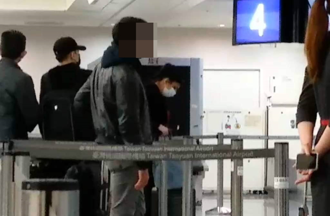 义大利男子与台籍前空姐争女失败，22日伤心离台。（翻摄画面）
