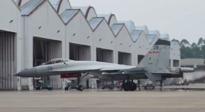 中方海军升级版歼-11B战机结束南海演训后，返回机库的画面。（解放军南部战区）