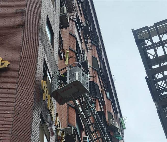 台北市中山北路公寓火警，云梯车救出受困民眾。（民眾提供）