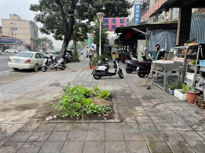 经警方到场处理后该招牌已移除。（洪靖宜摄）