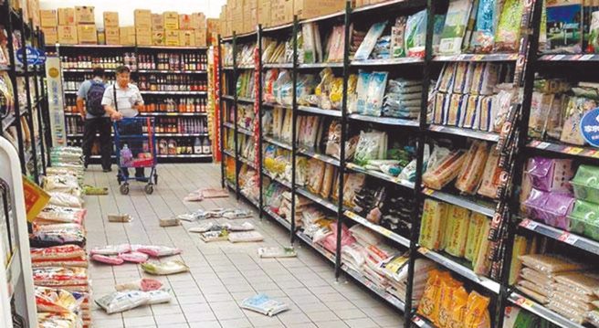 脸书粉专《新北消防发尔麵》表示，每次地震发生的时间、状况都不一样，最重要的是採取保命3步骤，包括趴下、掩护、稳住，尤其是保护头部及颈部避免受伤。图为过去花莲地震资料照。（图／示意图，报系资料照）