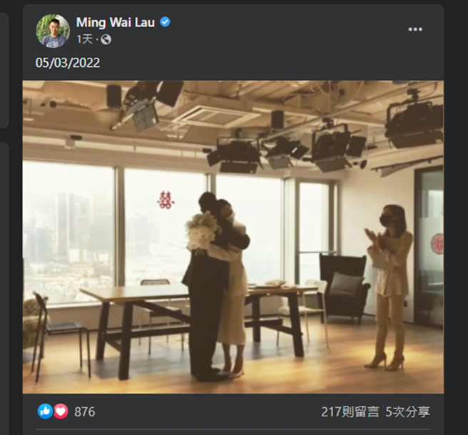 刘鸣炜昨晒出婚照。（图／翻摄自Ming Wai Lau脸书）