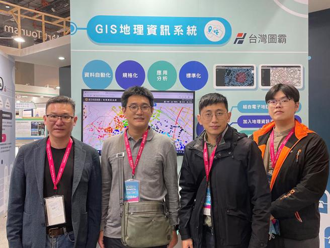 （研鼎智能董事长简博彬（左起）、新竹市警察局警务员柯维然、股长余宗翰、警务员杨士霆于智慧城市展现场合影留念。图／研勤提供
）