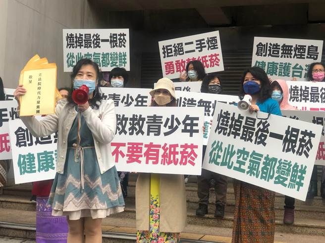 家长团体呼吁修法，「不得卖纸烟给2011年出生者」。（陈鸿伟翻摄）