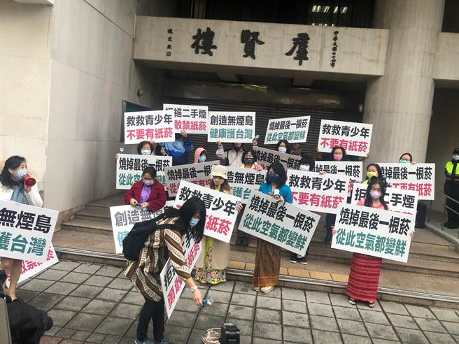 家长在立法院前象徵性烧掉纸烟。（陈鸿伟翻摄）