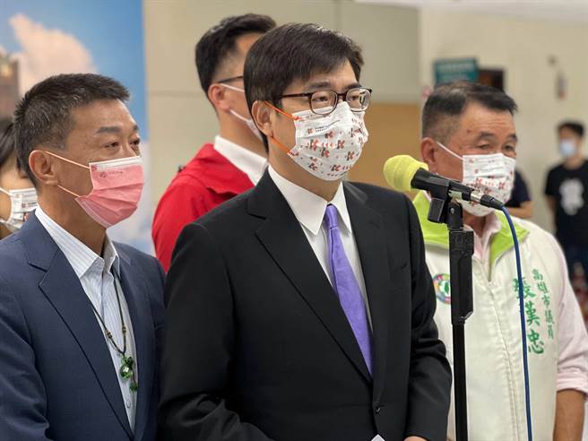 根据媒体最新民调公布，高雄市长陈其迈有61％支持度，位居第1名，其中以女性占最多，媒体今（23）日问是否与暖男形象有关？陈其迈未正面回答。（柯宗纬摄）