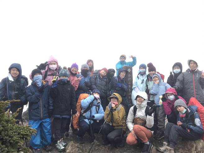 云林县褒忠乡潮厝国小合欢山毕旅传受困，校方表示师生平安。（潮厝国小提供／张朝欣云林传真）