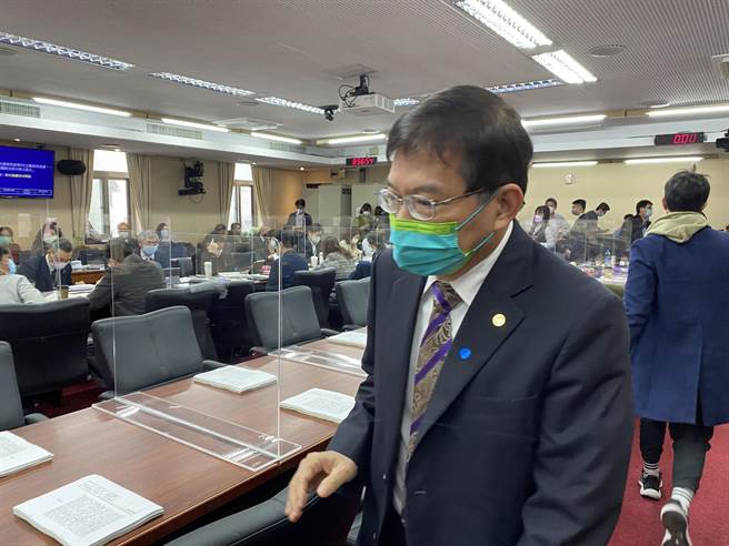 交通部长王国材指出，观光铁路路线将可自订票价，但要先提出内涵才能动。（陈佑诚摄）