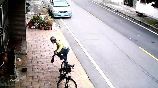 男子拿起脚上的鞋子准备打狗。（摘自脸书社群《日南幼狮工业区》）