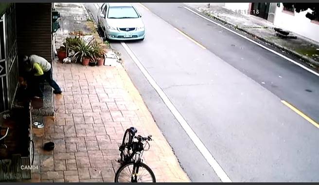 男子拿起脚上的鞋子疯狂打狗。（摘自脸书社群《日南幼狮工业区》）