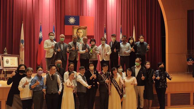 周大观文教基金会今天颁发来自台湾的3名「热爱生命奖章」得主，包括曲全立、唐宝宝陈尚哲及宝宝孙郁茵等人。（林良齐摄）