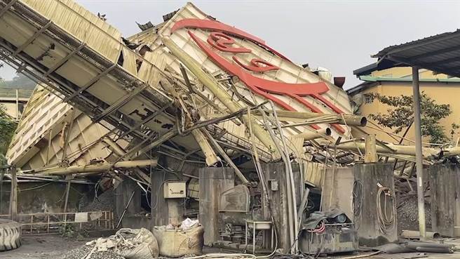 花莲玉里镇有砂石厂的砂石输送带和储料仓也不堪强震剧烈摇晃而倒塌，业者一夜之间损失1.5千万。（民眾提供／罗亦晽花莲传真）