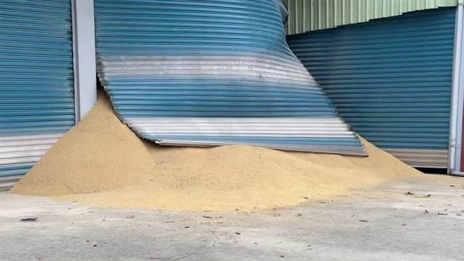 花莲玉里镇某储有千吨稻谷的辗米厂内的储料桶疑因强震倾倒，造成铁皮墙面及铁卷门破裂，目前业者仍无法估算财损。（民眾提供／罗亦晽花莲传真）