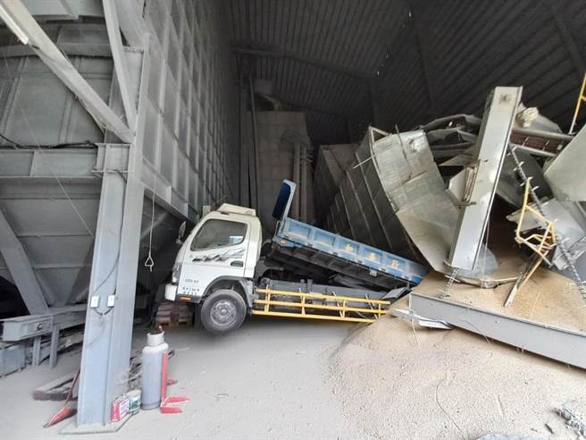 花莲玉里镇某储有千吨稻谷的辗米厂内的储料桶疑因强震倾倒，造成铁皮墙面及铁卷门破裂，目前业者仍无法估算财损。（民眾提供／罗亦晽花莲传真）