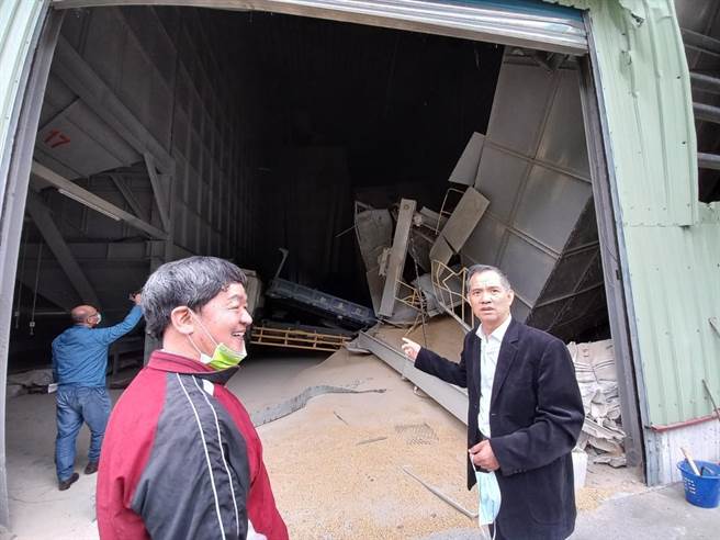 花莲玉里镇某储有千吨稻谷的辗米厂内的储料桶疑因强震倾倒，造成铁皮墙面及铁卷门破裂，目前业者仍无法估算财损，玉里代理镇长江东成（右）今早也前往关心。（玉里镇公所提供／罗亦晽花莲传真）