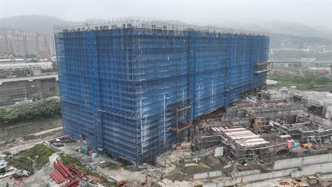 新北市立美术馆原定7月完工，受缺工、缺料影响，延宕至年底，户外园区可望于9月先开放。（新北市文化局提供）