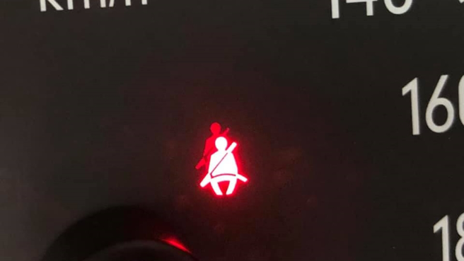 一名男網友表示，開車出門一路上儀表板都亮著一個忍者的警示燈，仔細一看背上還揹著一把刀，他百思不得其解，將其PO上網發問。（圖／翻攝自爆廢公社）