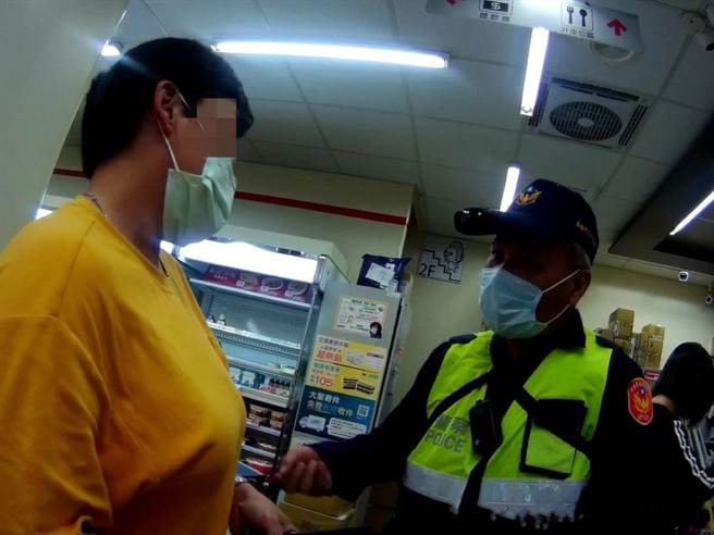 陳女已經匯3萬還要買6萬點數，警方到場接起詐騙集團電話就是一陣連環砲提問。（翻攝照片／高雄洪靖宜傳真）